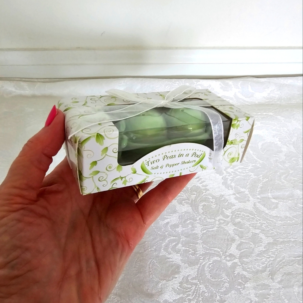Two Peas in a Pod Salt and Pepper Shakers- New in Box! - Picture 6 of 6